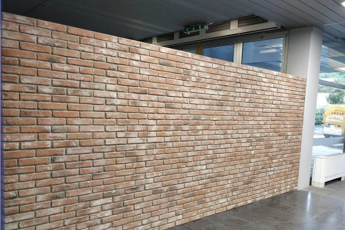 parete pubblicitaria realizzata con pannelli old america da atzani decorazioni
