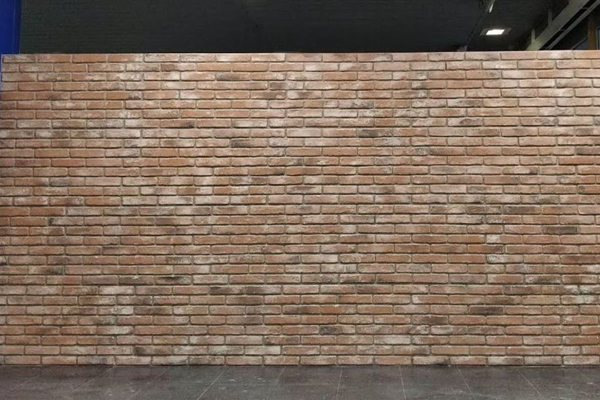 parete pubblicitaria realizzata con pannelli old america da atzani decorazioni