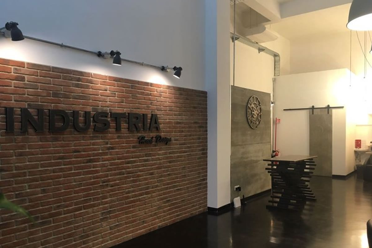 parete pubblicitaria realizzata con pannelli old america da atzani decorazioni