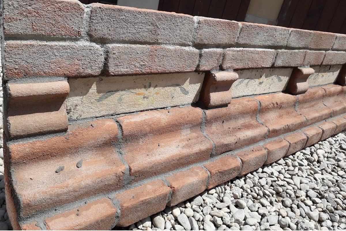 Arzani Decorazioni realizza cornicioni sottotetto in polistirolo ad effetto mattoni faccia vista in rilievo resistenti e duraturi