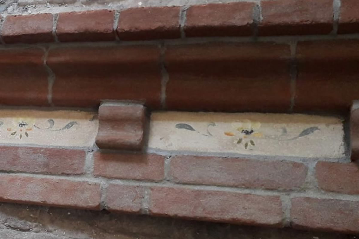 arzani decorazioni realizza cornicioni sottotetto in polistirolo ad effetto mattoni faccia vista in rilievo resistenti e duraturi