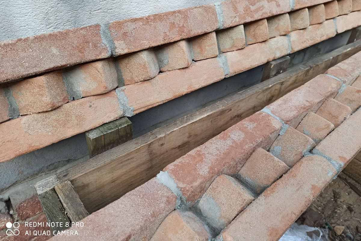 arzani decorazioni realizza cornicioni sottotetto in polistirolo ad effetto mattoni faccia vista in rilievo resistenti e duraturi