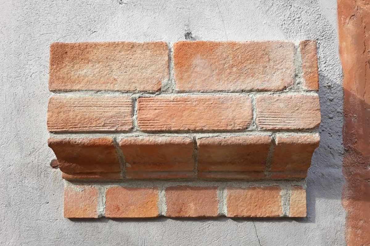 arzani decorazioni realizza cornicioni sottotetto in polistirolo ad effetto mattoni faccia vista in rilievo resistenti e duraturi