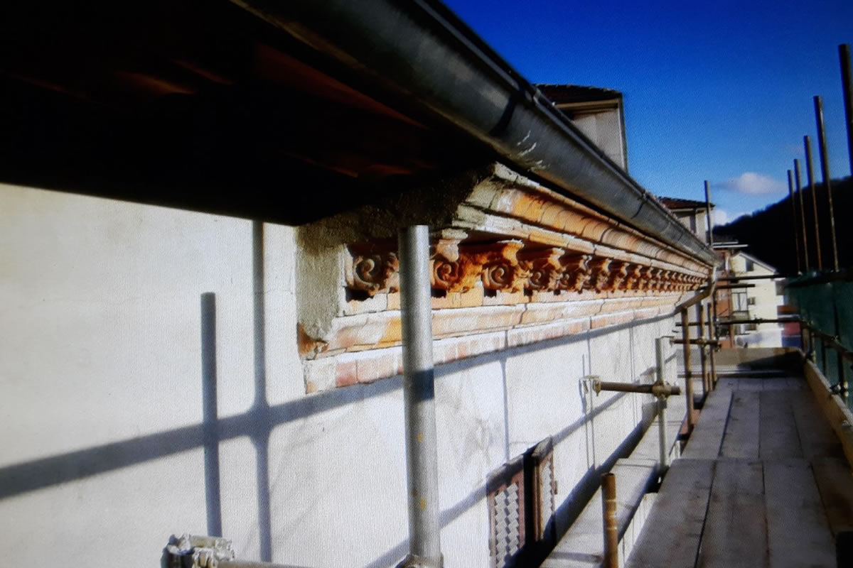 arzani decorazioni realizza cornicioni sottotetto in polistirolo ad effetto mattoni faccia vista in rilievo resistenti e duraturi