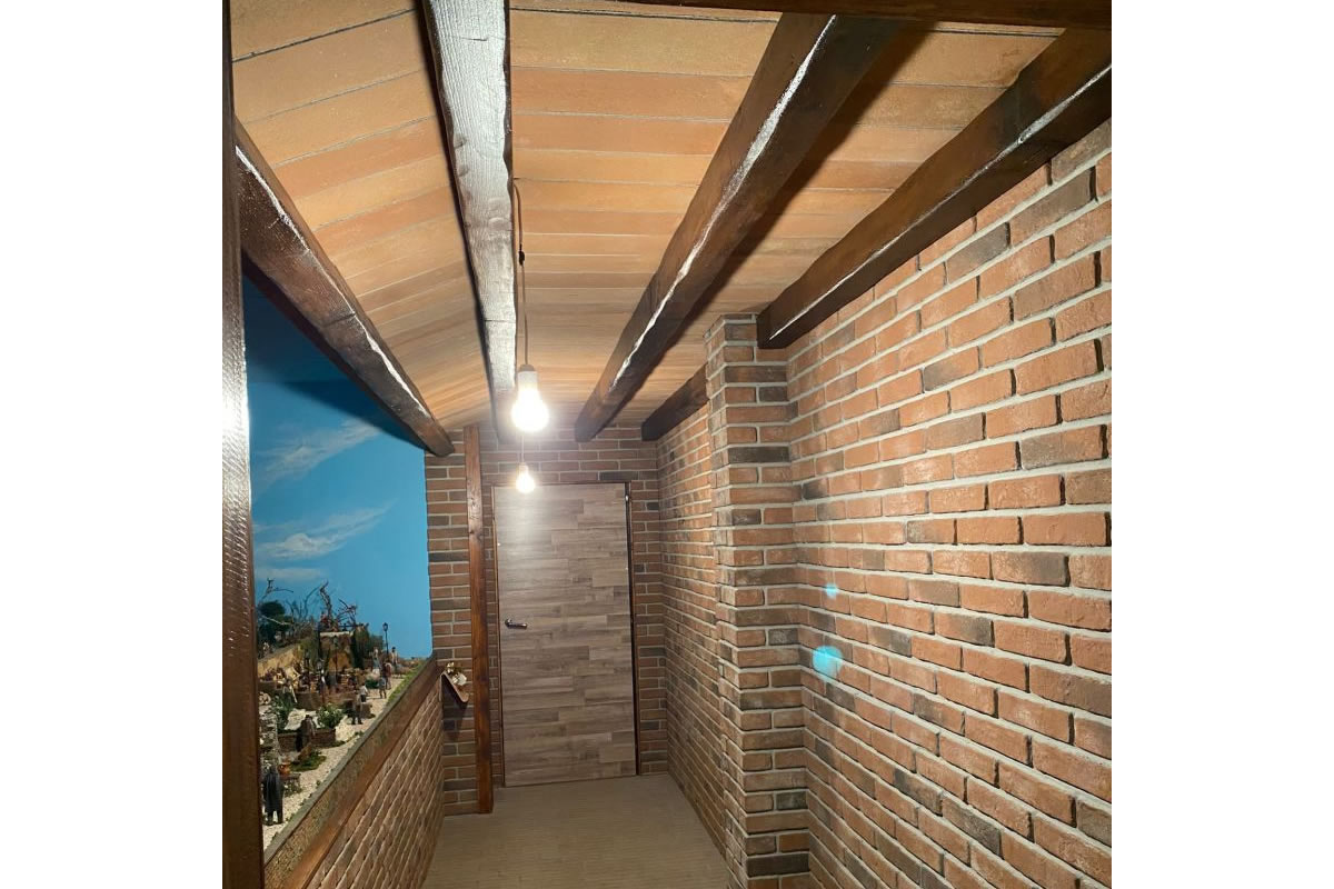 soffitto di una cantina trasformato con travi e tavelle finte di polistirolo realizzato da arzani decorazioni
