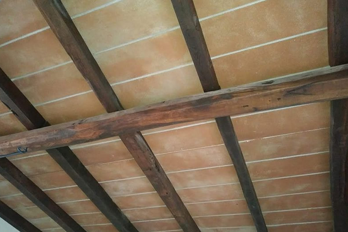 soffitto in finte tavelle effetto cotto e travi di polistirolo