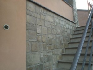 Porzione di parete esterna in finta pietra in finti sassi